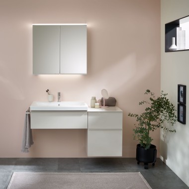 Vaskeområde med badeværelsesmøbler, håndvask og spejlskab fra Geberit foran en pastelfarvet væg