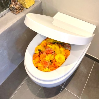 Badeværelse med Geberit AquaClean Mera douchetoilet med blomster i Badeværelse med Geberit AquaClean Mera douchetoilet med blomster i