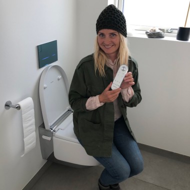 Annette Heick med fjernbetjening til Aquaclean douchetoilet Annette Heick med fjernbetjening til Aquaclean douchetoilet