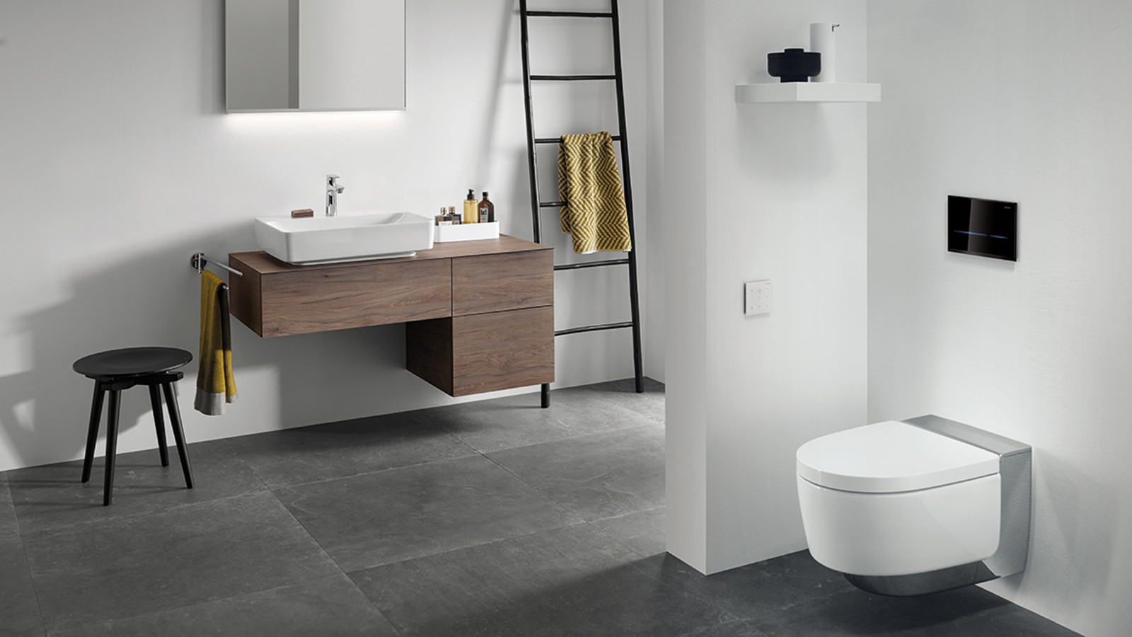 Geberit AquaClean Mera douchetoilet, Geberit Sigma80 berøringsfri betjeningsplade og VariForm badeværelsesmøbler