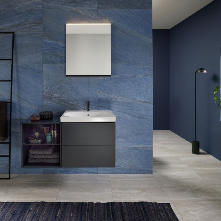 Sort og blå badeværelse