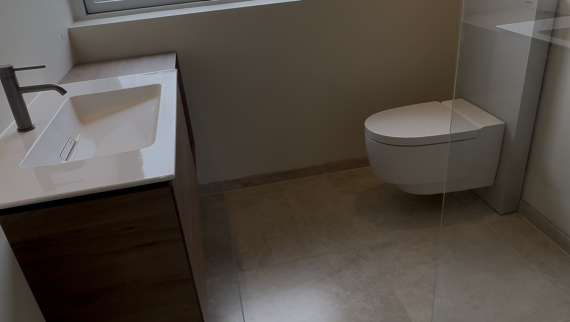 Renoveret toilet med geberit håndvask og væghængt toilet Renoveret toilet med geberit håndvask og væghængt toilet
