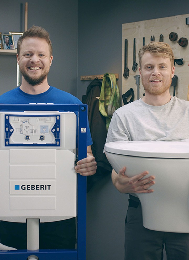 Installatør ved siden af Geberit cisterne og væghængt toilet Installatør ved siden af Geberit cisterne og væghængt toilet