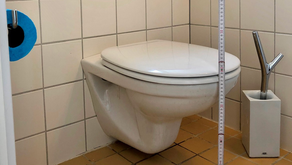 Gammelt toilet med lav højde Gammelt toilet med lav højde