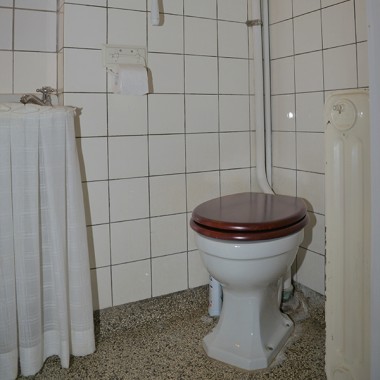 Renovering med Geberit ONE, gammelt gæstetoilet (© Skov) Renovering med Geberit ONE, gammelt gæstetoilet (© Skov)