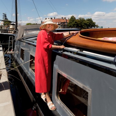 Birgitte på sin husbåd på Refshaleøen (Copyright: Julie Vöge)