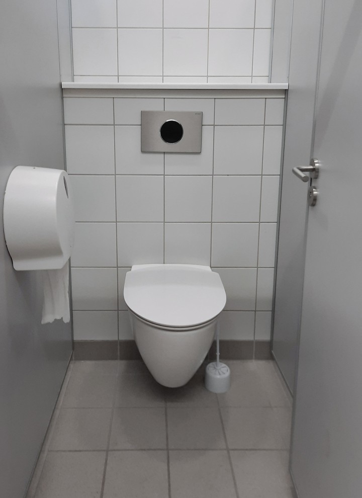 Ifö Spira Art væghængt toilet med Geberit betjeningsplade