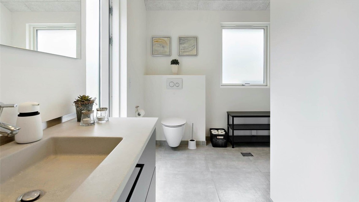 Badeværelse med Ifö toilet og Geberit betjeningsplade Badeværelse med Ifö toilet og Geberit betjeningsplade