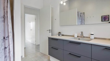 Badeværesle med møbel i sommerhus Badeværesle med møbel i sommerhus