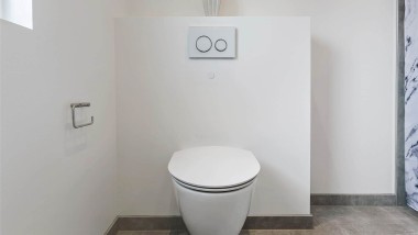 Væghængt Ifö toilet med Geberit betjeningsplade på sommerhus badeværelse Væghængt Ifö toilet med Geberit betjeningsplade på sommerhus badeværelse