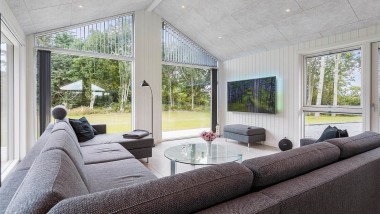 Stue med stor sofa i sommerhus