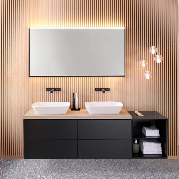 Sort og træ badeværelse