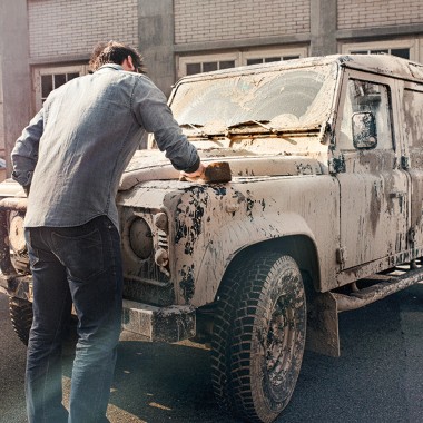 Mand rengør en beskidt bil