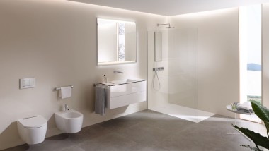 Geberit wellness badeværelse med AquaClean douchetoilet og Geberit ONE møbler (© Geberit)