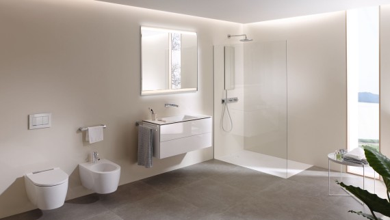 Geberit wellness badeværelse med AquaClean douchetoilet og Geberit ONE møbler (© Geberit)