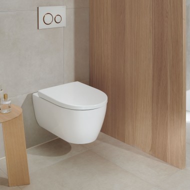 Et hvidt toilet i et badeværelse med træelementer ser stadig moderne ud, selv efter mange år (her: Geberit iCon toilet og Geberit Sigma20 betjeningsplade) Et hvidt toilet i et badeværelse med træelementer ser stadig moderne ud, selv efter mange år (her: Geberit iCon toilet og Geberit Sigma20 betjeningsplade)