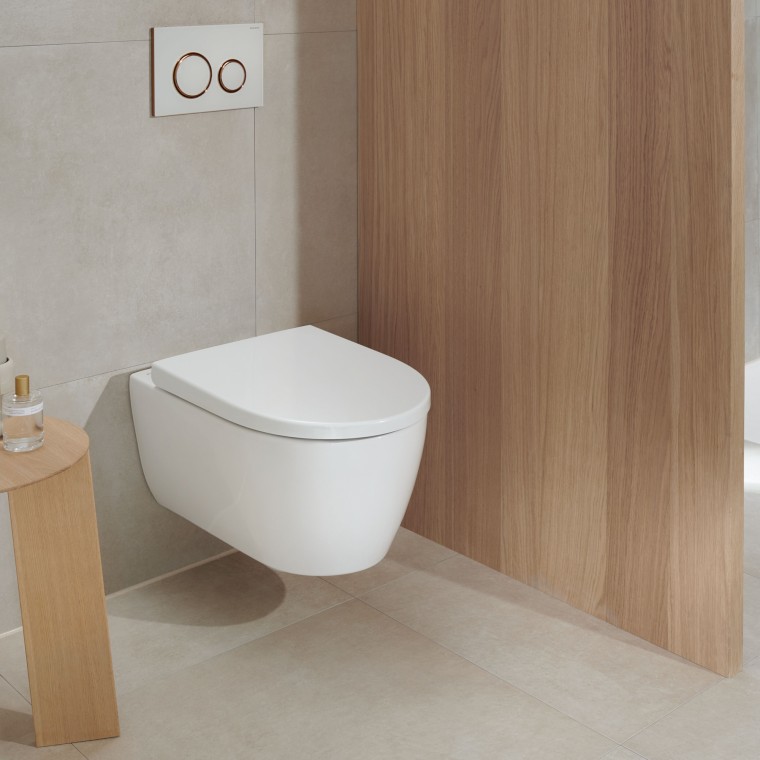 Et hvidt toilet i et badeværelse med træelementer ser stadig moderne ud, selv efter mange år (her: Geberit iCon toilet og Geberit Sigma20 betjeningsplade) Et hvidt toilet i et badeværelse med træelementer ser stadig moderne ud, selv efter mange år (her: Geberit iCon toilet og Geberit Sigma20 betjeningsplade)