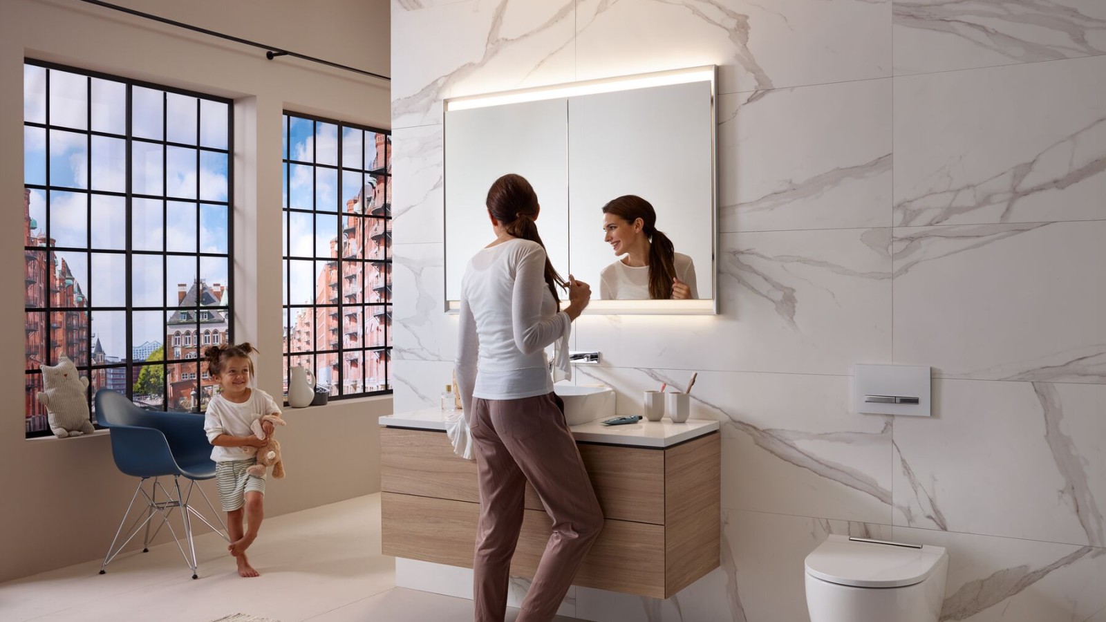Mor og barn på et badeværelse med Geberit ComfortLight Mor og barn på et badeværelse med Geberit ComfortLight