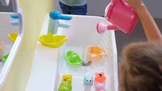 Geberit Bambini-lege- og vaskekumme med opdæmbar håndvask Geberit Bambini-lege- og vaskekumme med opdæmbar håndvask