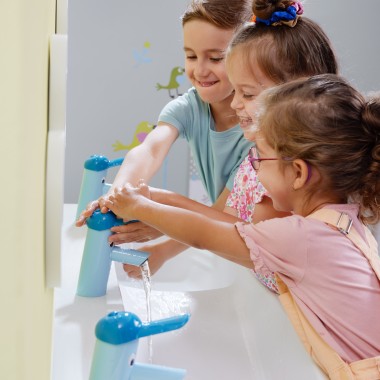 Børn, der leger på Geberit Bambini lege- og vaskekumme