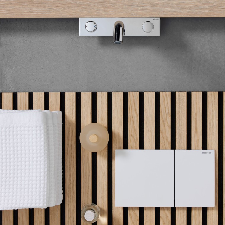 Den enkle hvide Geberit Sigma70 betjeningsplade kan kombineres på mange forskellige måder.