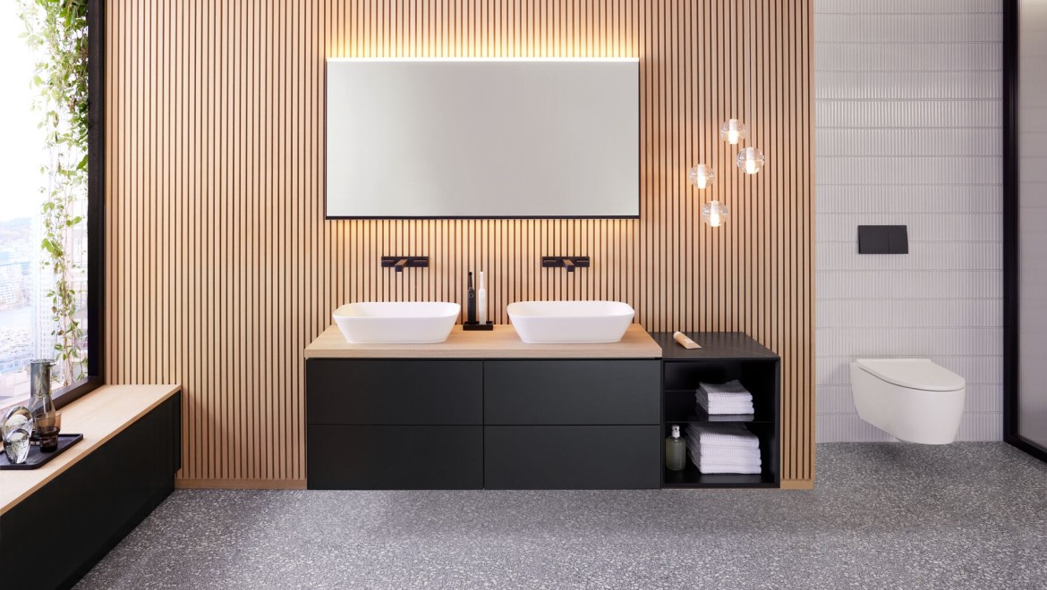 Geberit ONE kombineret med Geberit Option Plus Square 135 cm i mat sort (© Geberit)