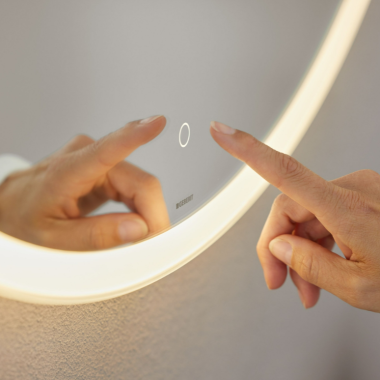 Geberit Option Round spejl med touch sensor styring (© Geberit)