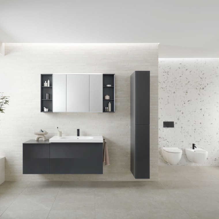 Geberit Option spejlskabet tilbyder masser af opbevaringsplads, en indvendig stikkontakt og en USB-port.