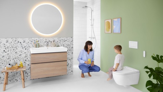 Kvivnde og barn på badeværelse med Geberit Option spejl og Geberit AquaClean Alba douchetoilet