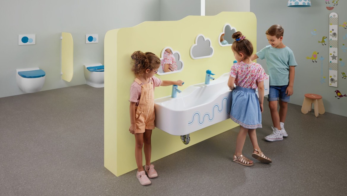 Børn leger i et sanitetsrum med Geberit Bambini Børn leger i et sanitetsrum med Geberit Bambini