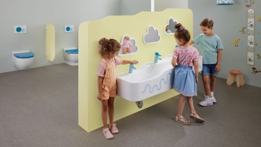 Børn leger i et sanitetsrum med Geberit Bambini