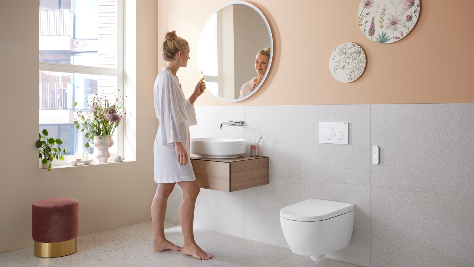 Kvinde på badeværelse med Geberit AquaClean Alba Kvinde på badeværelse med Geberit AquaClean Alba