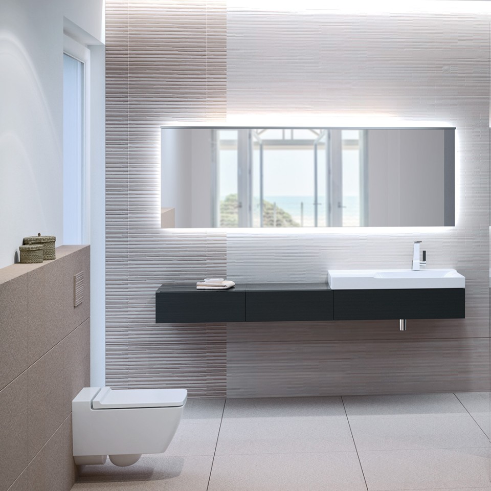 Badeværelse med Geberit Xeno² toilet uden kanter, betjeningsplade Sigma70 og håndvask