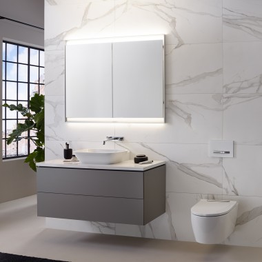 Et elegant look: en flisebelagt væg i marmorlook sætter scenen for håndvaskområdet.