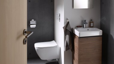 Lille badeværelse med håndvask fra Geberit Smyle-badeværelsesserien og et Geberit Option-spejl