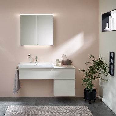 Dobbeltvask fra badeværelsesserien Geberit Renova Plan med Option Plus spejlskab