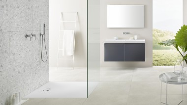 Badeværelse med bruseområde med Geberit CleanLine