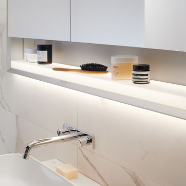 Geberit ONE spejlskab med ComfortLight og fralægningsplads under spejlet Geberit ONE spejlskab med ComfortLight og fralægningsplads under spejlet