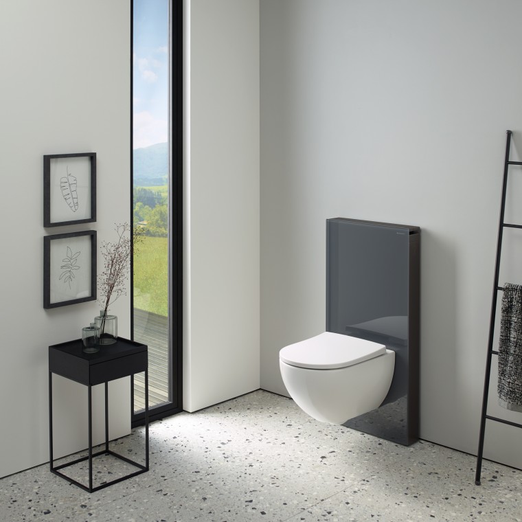 Det elegante Geberit Monolith cisternemodul med frontbeklædning i glas passer godt ind i et sort-hvidt badeværelse. Det elegante Geberit Monolith cisternemodul med frontbeklædning i glas passer godt ind i et sort-hvidt badeværelse.
