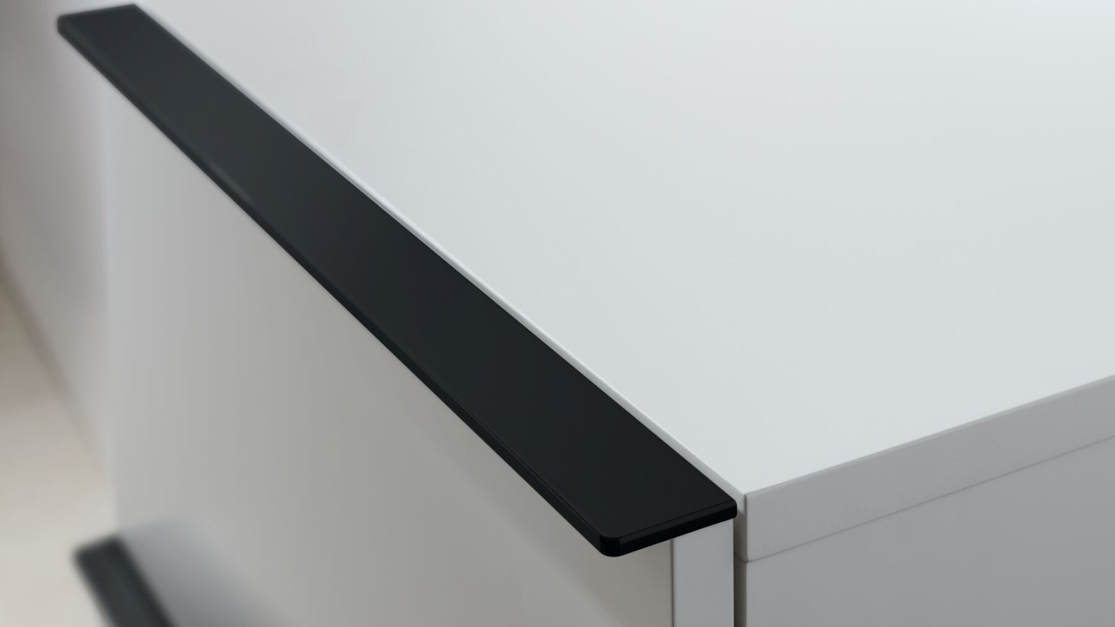 Geberit iCon sideskab i hvid med sorte holdegreb Geberit iCon sideskab i hvid med sorte holdegreb