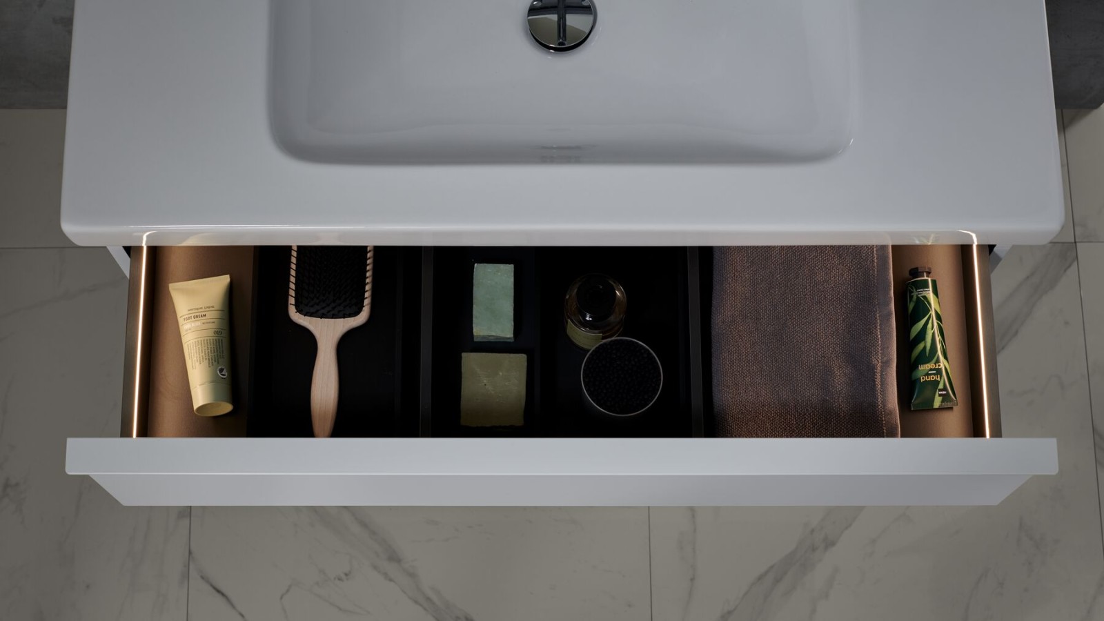 Geberit iCon åben skuffe med lyspaneler Geberit iCon åben skuffe med lyspaneler