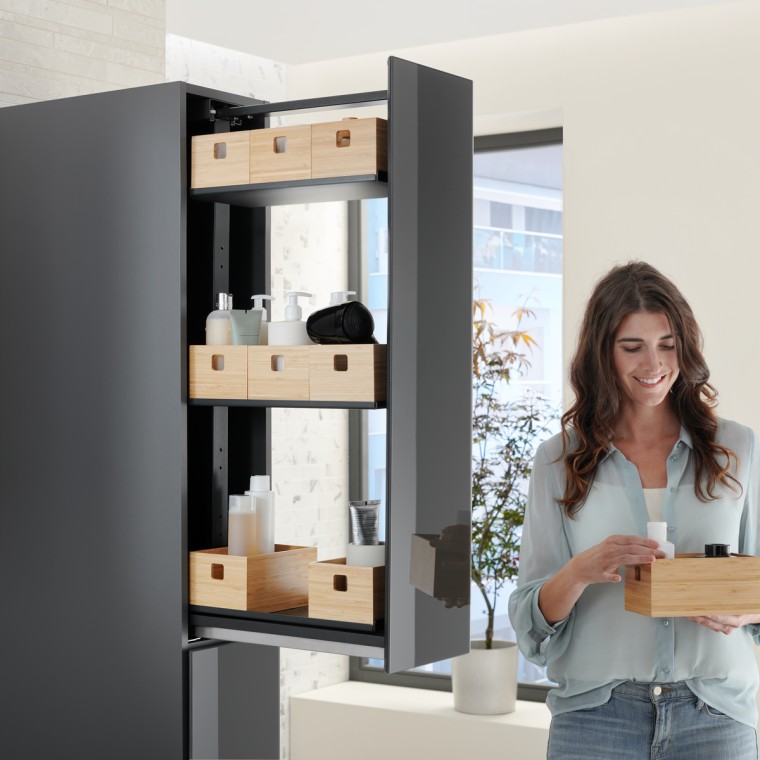 Smalt højskab for maksimal opbevaring. De praktiske bokse kan laceres som ønsket.