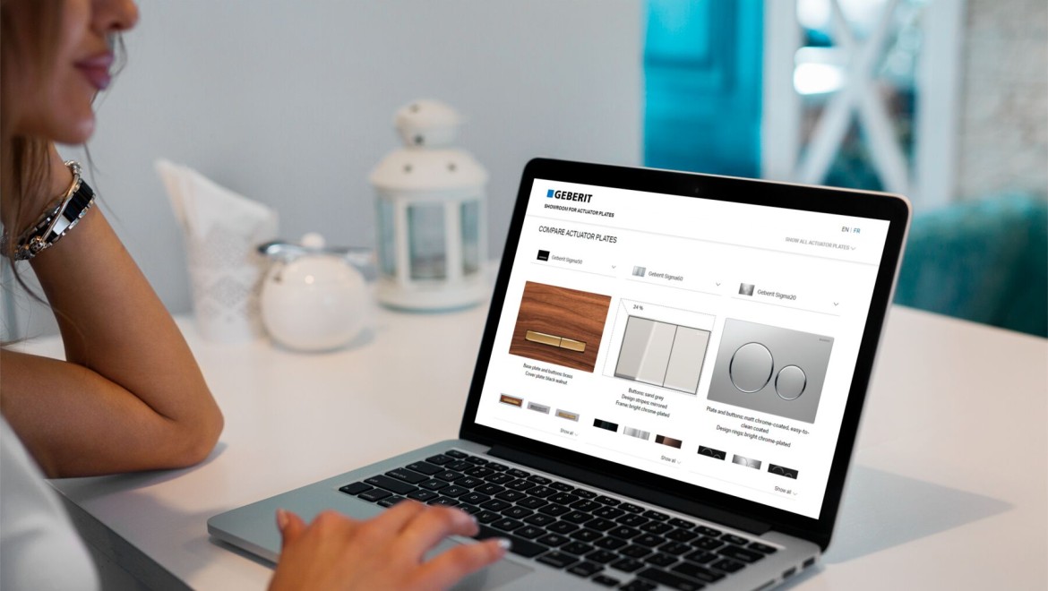 Kvinde, der åbner Geberits showroom med skylleknapper på sin bærbare computer Kvinde, der åbner Geberits showroom med skylleknapper på sin bærbare computer