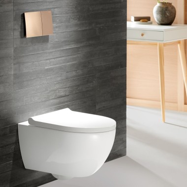 Geberit Acanto toilet med Sigma70 betjeningsplade i rosaguld Geberit Acanto toilet med Sigma70 betjeningsplade i rosaguld