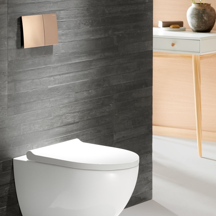 Geberit Acanto toilet med Sigma70 betjeningsplade i rosaguld Geberit Acanto toilet med Sigma70 betjeningsplade i rosaguld