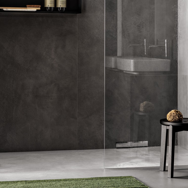 En gulvjævn bruser med vægafløb