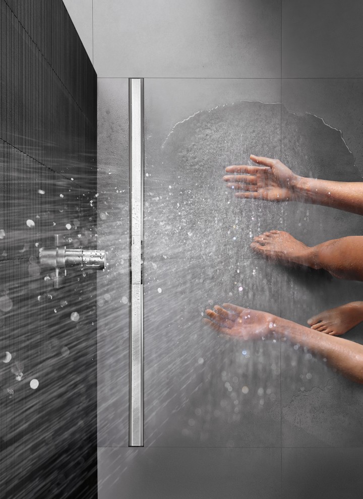 Person, der tager brusebad i en bruseniche med plant gulv udstyret med Geberit CleanLine rende til brusenicher