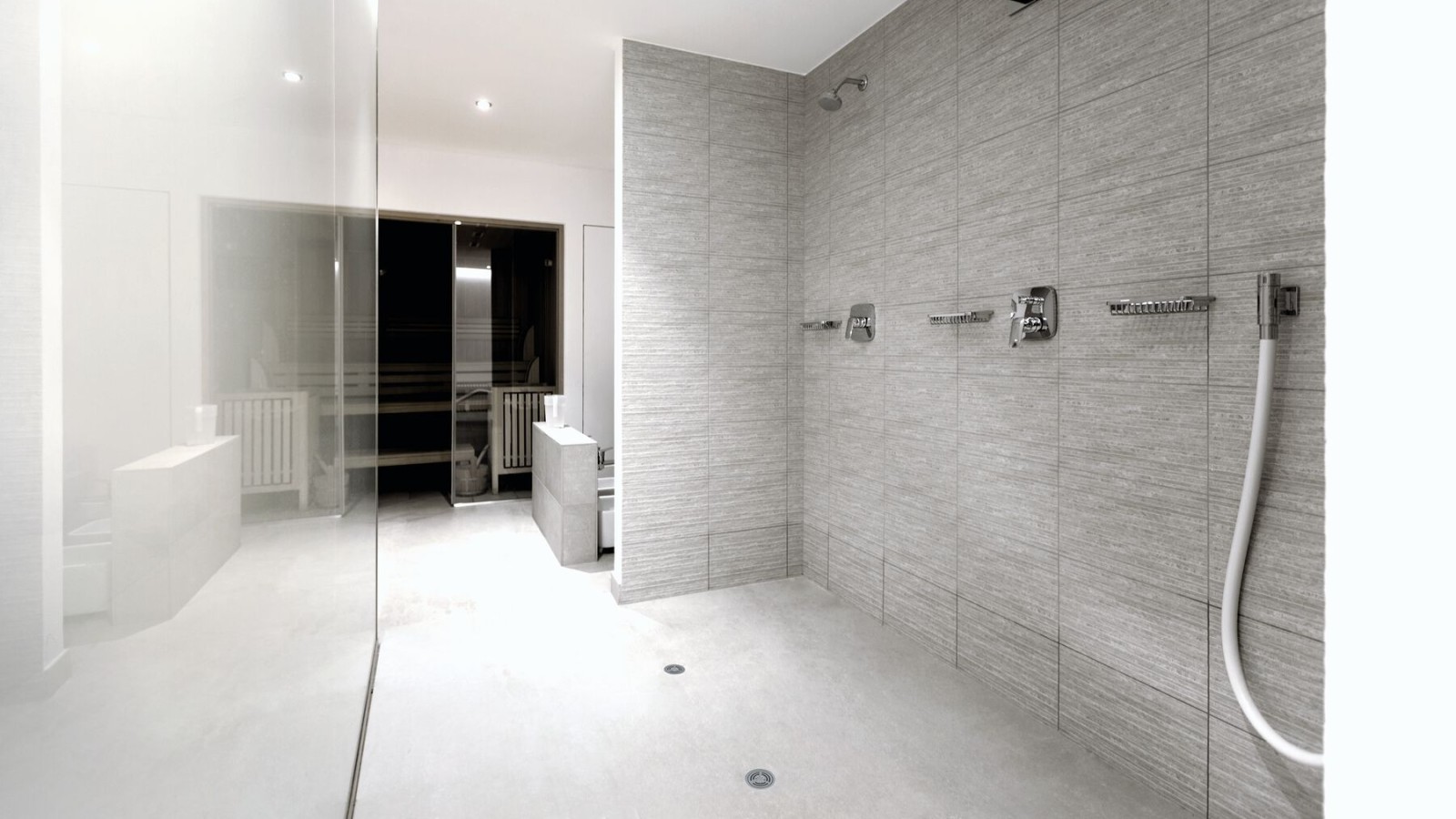 Halvoffentligt sanitetsrum med Geberit vinyl (PVC) gulvafløb til brusenicher