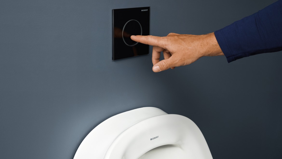 Type 40 urinal flush actuator in black