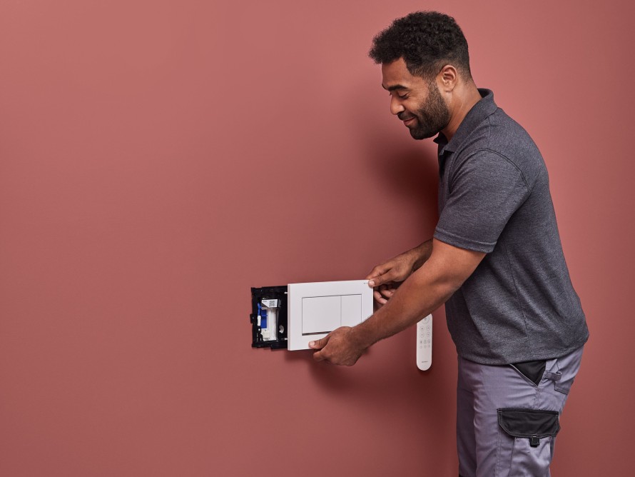 Mand installerer Geberit DuoFresh lugtudsugning Mand installerer Geberit DuoFresh lugtudsugning